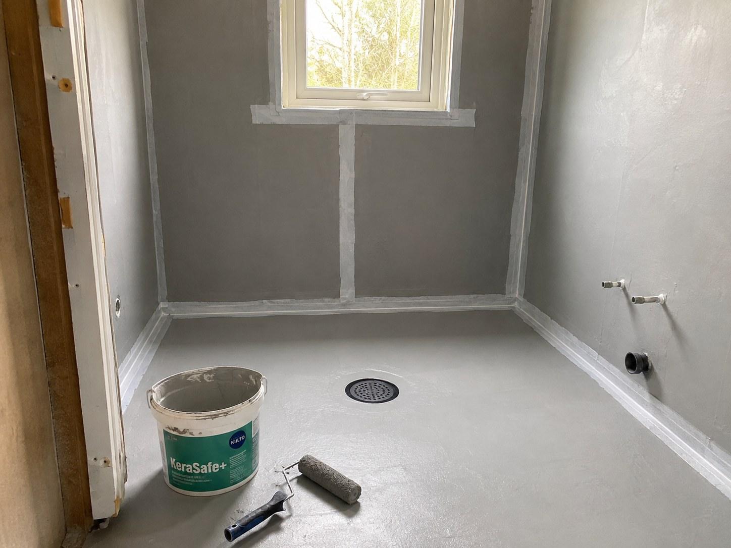 Badrum under renovering med nytt tätskikt på väggar och golv