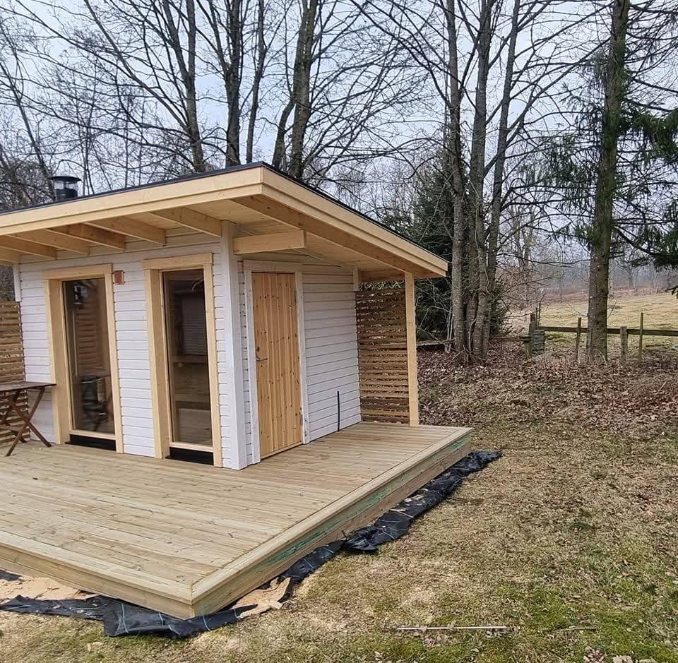 Nieuw saunagebouw met lessenaarsdak en terras