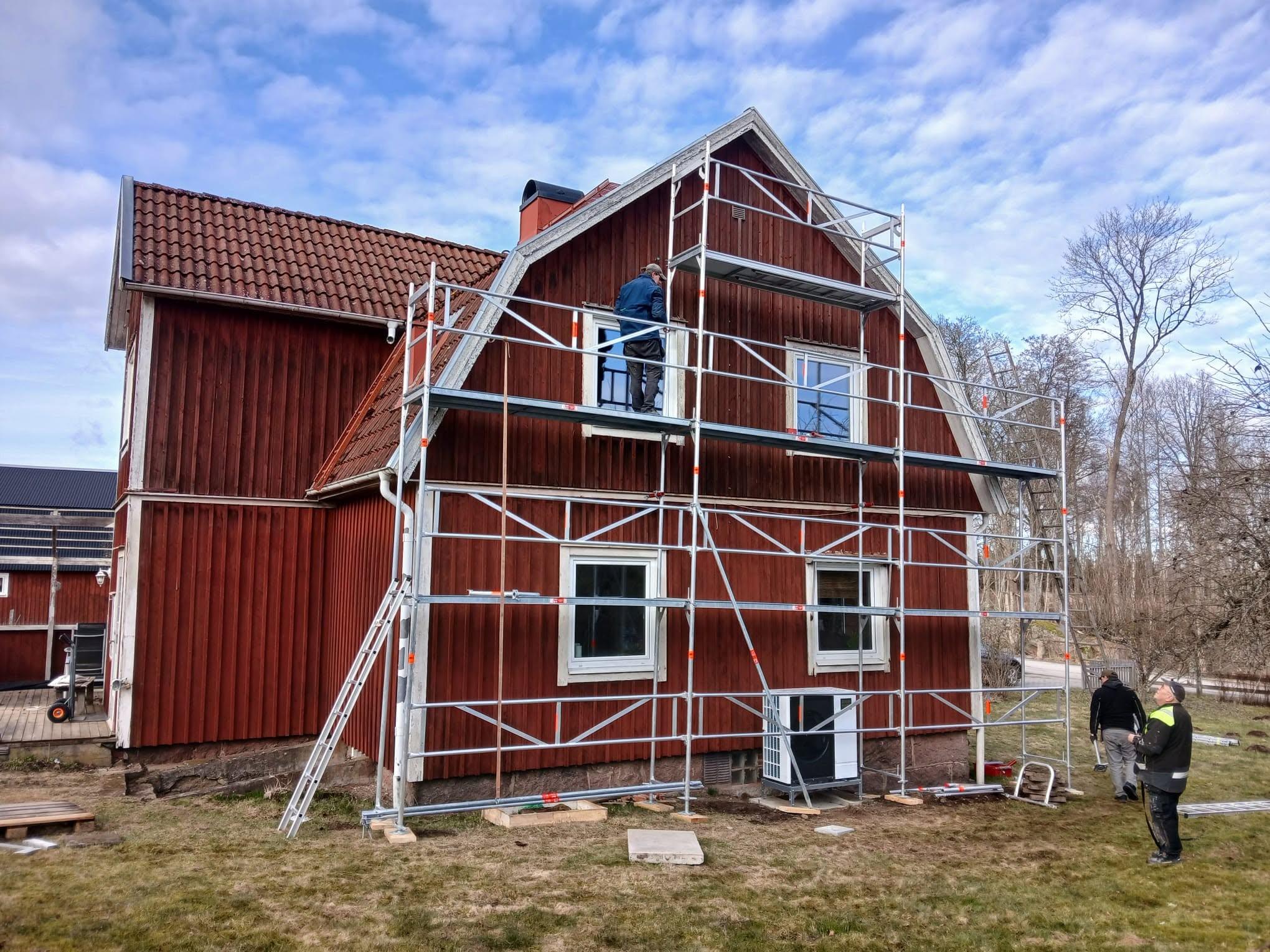 Rood mansardehuis in de steigers, kozijnen vervangen op de verdieping